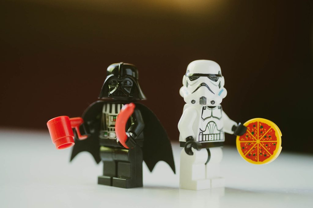 2 Lego-Figuren mit Take-away Versorgung